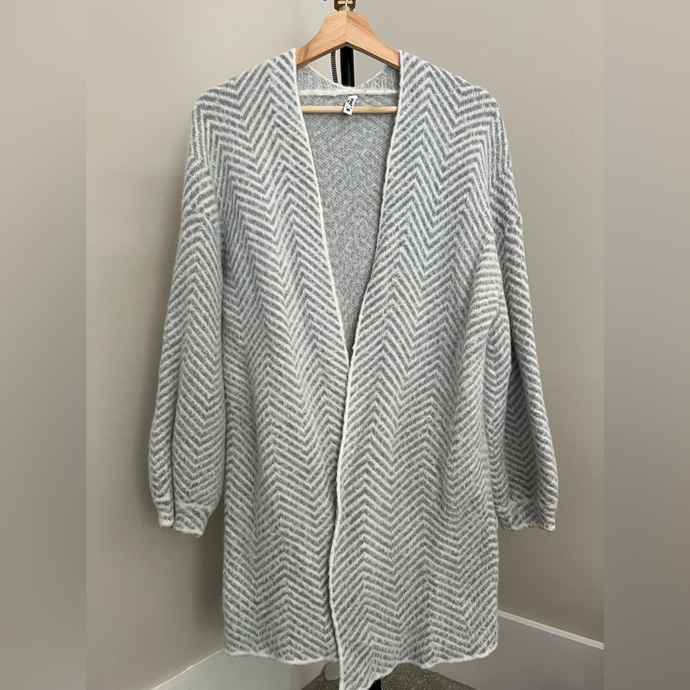 ePretty Gray Chevron Cardigan